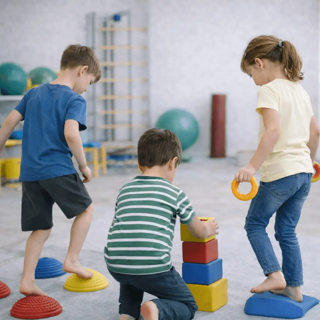 O nás - REHANEST dětská rehabilitace Praha Barrandov – děti hrající si s kostkami v ordinaci.