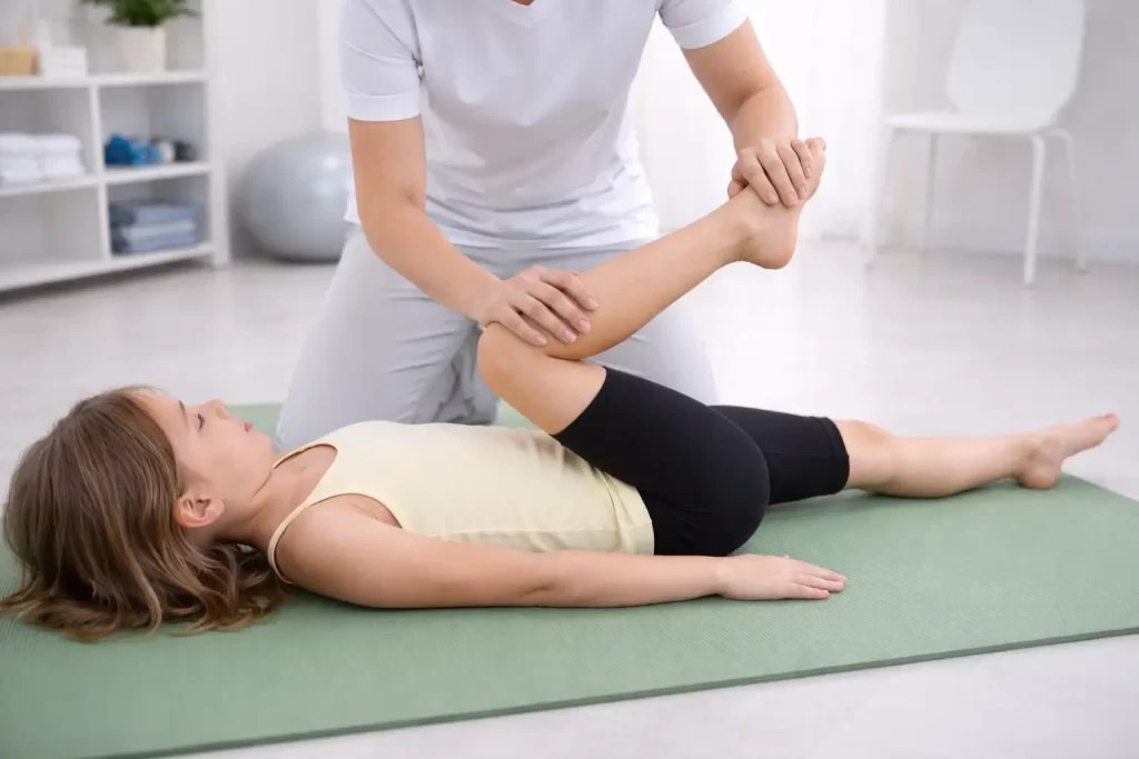 Fyzioterapie v REHANEST dětské rehabilitaci Praha Barrandov – terapeutka provádí rehabilitační cvičení s dívkou.