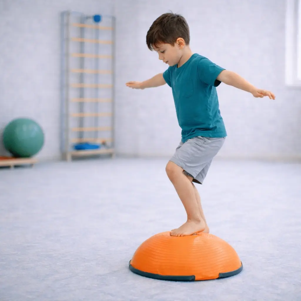 Nás tým - REHANEST dětská rehabilitace Praha Barrandov – chlapec blancující na cvičební podložce.