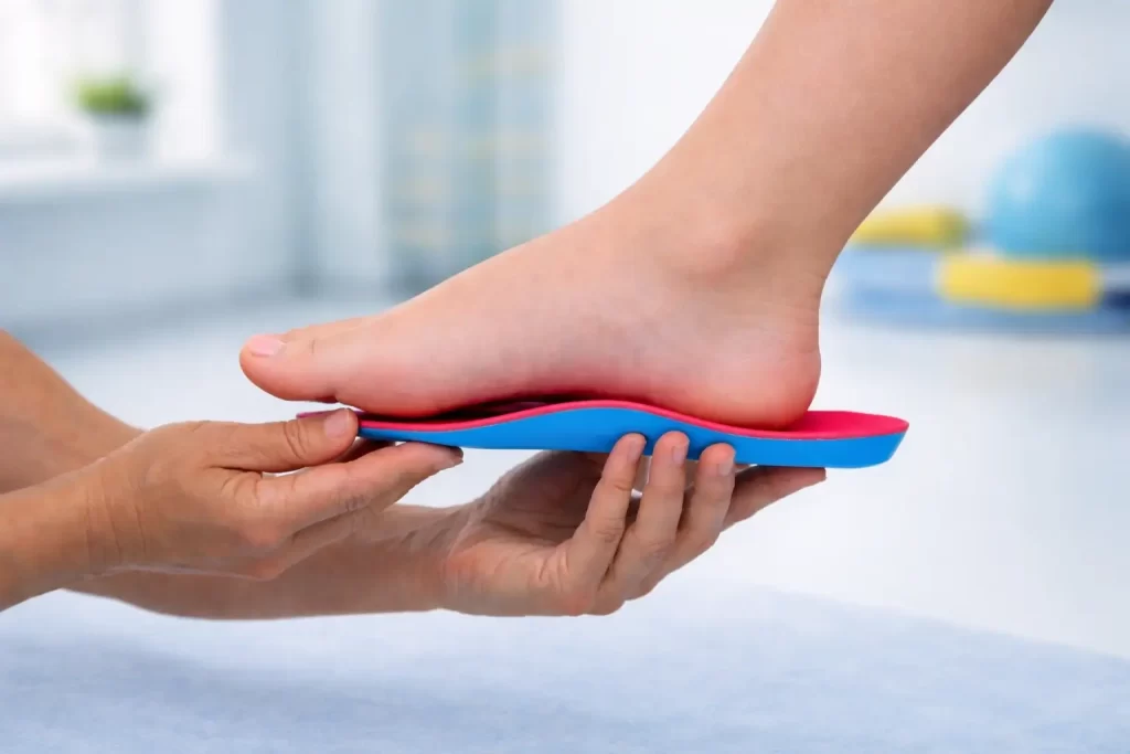 Výroba stélek v REHANEST dětské rehabilitaci Praha Barrandov – detail dětského chodidla při vyšetření a přiložení ortopedické vložky v prostředí dětské rehabilitace.